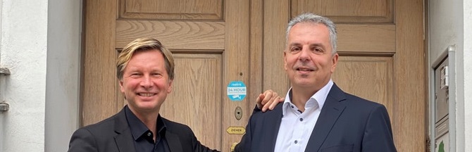 Joe Kaltschmid, CEO Infinco, und Alexander Kirchknopf, Key Account Manager Infinco Wien vor deren neuen Standort in der Marokkanergasse © LEADERSNET